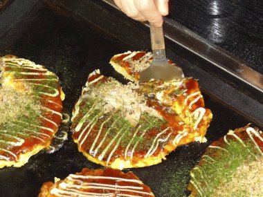 Kansai biçimi okonomiyaki arka planda, kapat