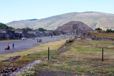 Güneş Piramidi, Teotihuacan 'daki en büyük ve Mezoamerika' daki en büyük binalardan biridir.. 