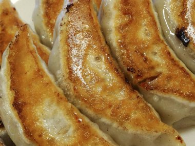 Bir restoranda geleneksel Asya lezzetlerinin mutfak fotoğrafı.