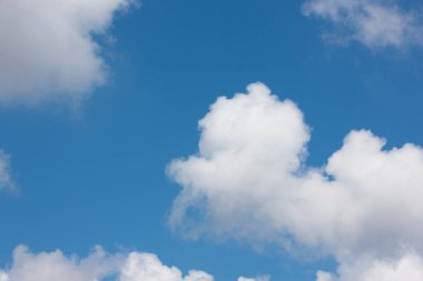 Mavi gökyüzünde beyaz bulutlar.