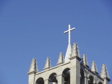 Eski Japon kasabasındaki kilisenin gündüz görüşü 