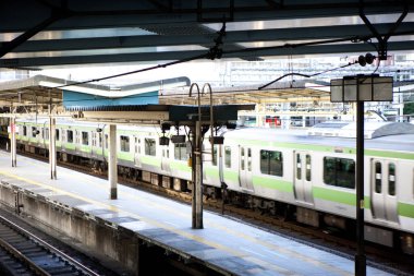 Parlak ışık, demiryolunun kentsel Japonya 'daki dış yüzeyinin yararlı ve işlevsel tasarımını vurguluyor