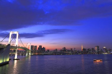 Şehirdeki modern binaların ışıklarıyla, kentsel arka planlarıyla 