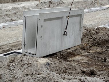İnşaat alanında beton temel ve beton karıştırıcı