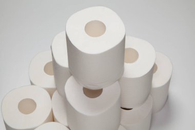 Beyaz arkaplanda rulo kağıt