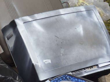 Çeşitli öğeler arasında eski televizyon seti atıldı