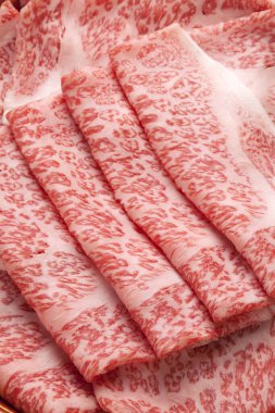 Tabakta çiğ et dilimleri, yakın plan. 