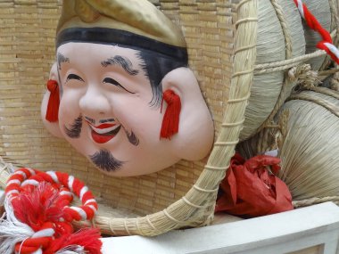 Geleneksel Japon maskesinin yakın çekimi, Asya iç dekorasyonu