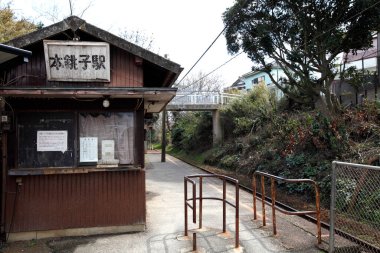 Demiryolu yakınlarındaki küçük ahşap tren istasyonu binası.