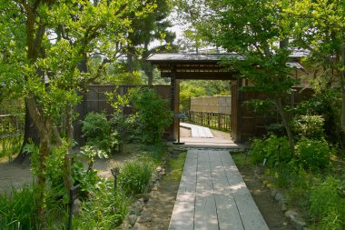 Güzel antik Japon binasının manzaralı görüntüsü.