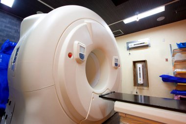 Arka planda modern MRI makinesi var