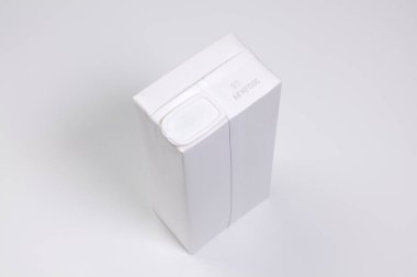 Beyaz arkaplanda beyaz kağıt paketleri.