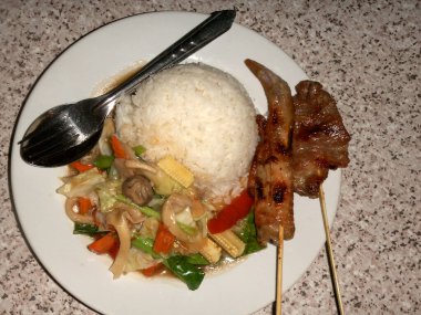 Lezzetli bir Asya yemeğinin yakın çekim görüntüsü