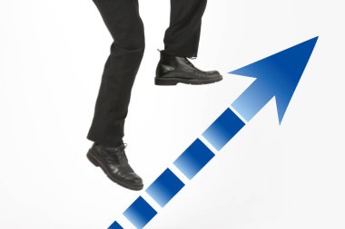 Beyaz stüdyonun arka planında koşan iş adamının görüntüsü. 