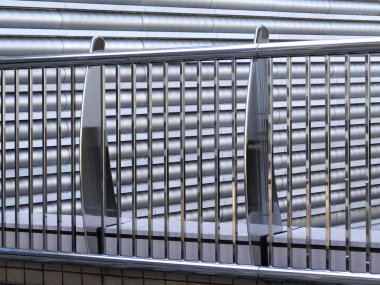 Metal korkuluklar endüstriyel arka plana gölge düşürüyor