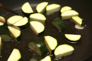 Tavada yağlı kabak. 