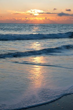 Deniz üzerinde güzel, parlak gün batımı. Doğa, seyahat arka planı