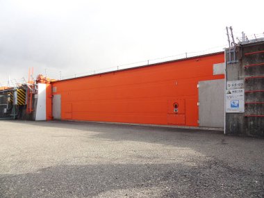 turuncu endüstriyel bina görünümü