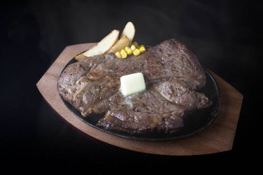 Siyah arka planda biftek. 