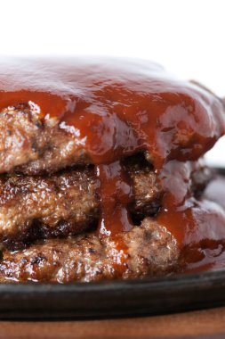 Bir tabak soslu leziz sığır pirzolası.