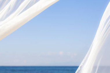 beyaz ipek kumaş ve mavi deniz arkaplanı.