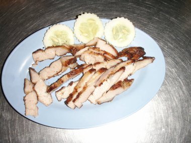 Baharatlı kızarmış tavuk ve domuz.