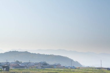 Arkasında bir dağ olan güzel bir manzara.