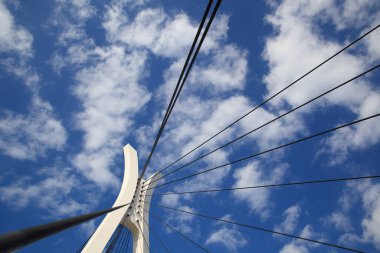 Kablonun düşük açılı görüntüsü mavi gökyüzü arkaplanlı köprü olarak kaldı    