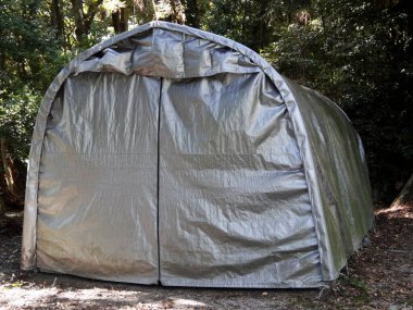 Ormandaki çadır sığınağı