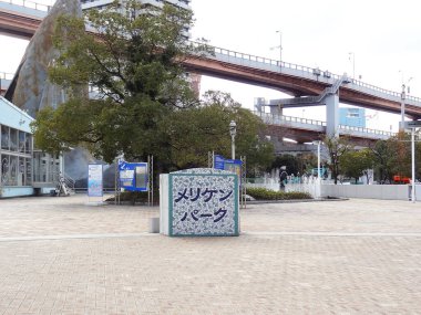 Asya 'da modern tasarım sergilenen bir şehrin gün ışığı görüntüsü.