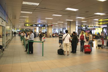 Havaalanı terminalinin iç görünümü, seyahat kavramı