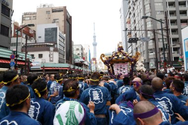 İnsanlar Tokyo, Japonya 'da düzenlenen geleneksel Kanda Matsuri festivaline katılıyor                 