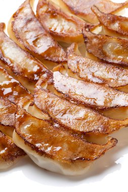 Kızarmış lezzetli börekler yakın.