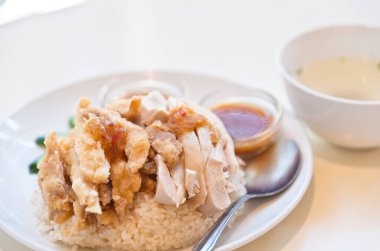 Tavuklu pilav ve domuz eti.