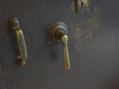 Metal kapı kolları ve arka planda kilit, kapat