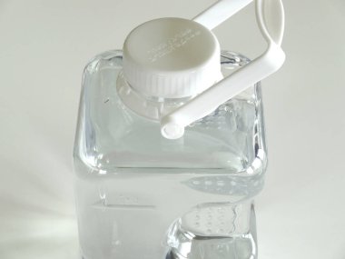 Beyaz arka planda beyaz sıvı jel şişesi.