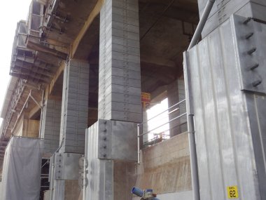 Şehirde yeni bir bina inşa ediliyor. 