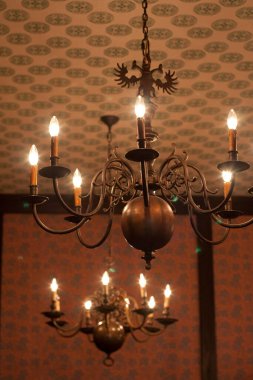 Arka plandaki odada klasik avize var, kapat.