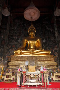 Bangkok, Tayland 'daki Wat Arun Tapınağı' nda altın Buda heykelleri