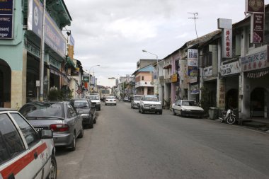 Japon kentsel caddesinde sıralanan çeşitli mimari tarzların üzerine güneş ışığı vuruyor..