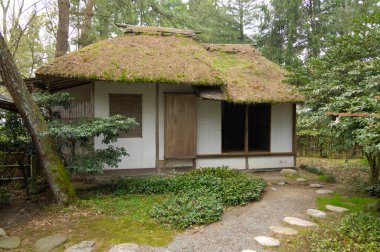 Baharda yeşil ormandaki Japon evi. 