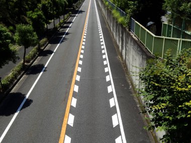 Asfalt yolun havadan görünüşü