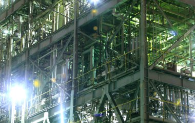 Endüstriyel fabrika, çelik boru hatları ve kabloların gece görüşü