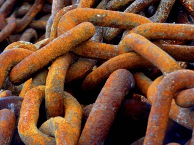 Kumsalda paslı zincir