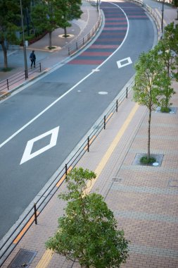 Asfalt yolundaki trafik işaretlerinin gündüz görüntüsü