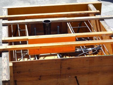 Şehirde yeni bir bina inşa ediliyor. 