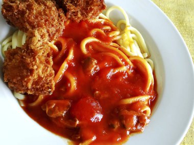 Tavuk ve domates soslu spagetti..