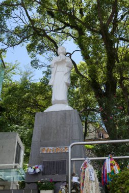 Antik taş oymacılığı, açık ve sıcak bir günde bir Japon parkını şereflendirir..