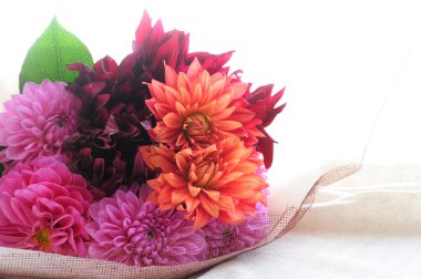 Beyaz bir yüzey üzerinde çiçek demeti