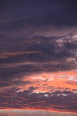 Güzel günbatımı görüntüsü Küçük bulutlu gökyüzü